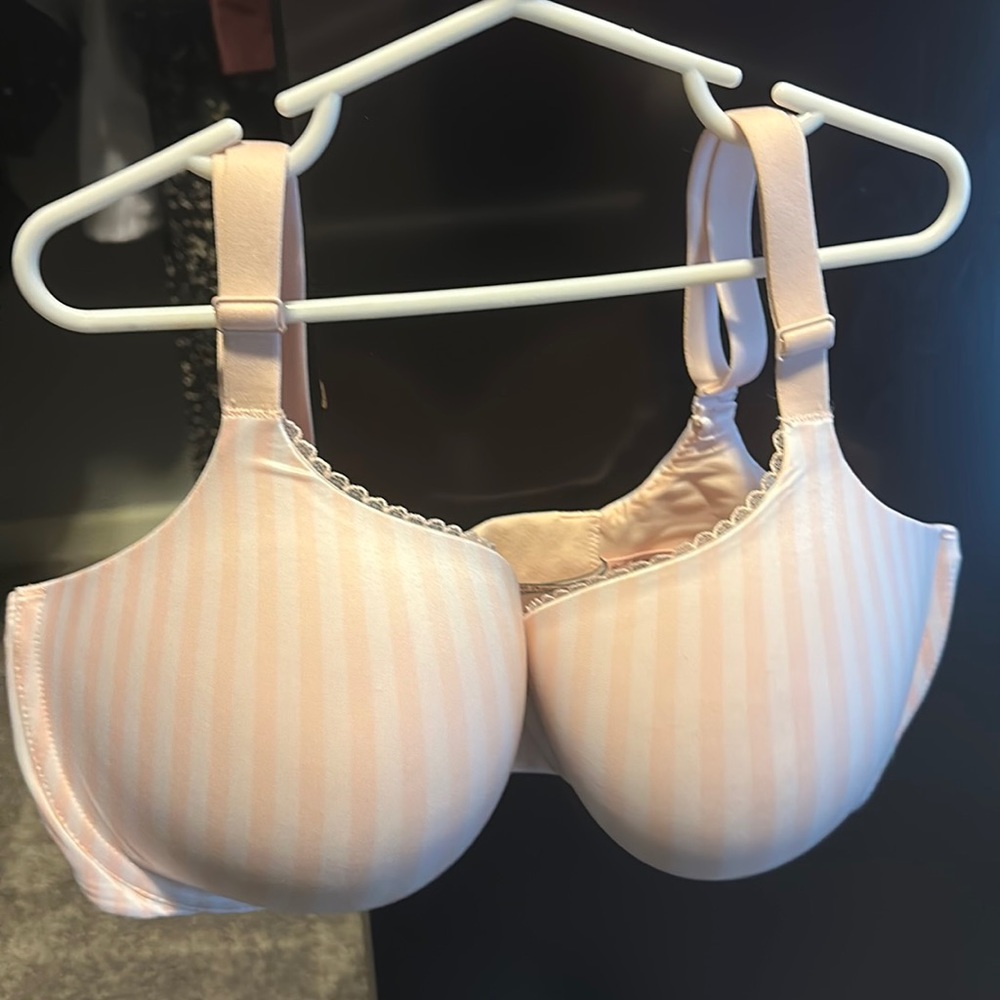 BNWT Victoria’s Secret body by Victoria. 38DDD